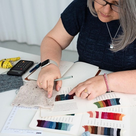 Claudia beim Entwerfen einer Strickanleitung